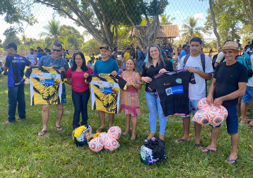 CLÁUDIA DE JESUS: Deputada entrega materiais esportivos no interior de RO