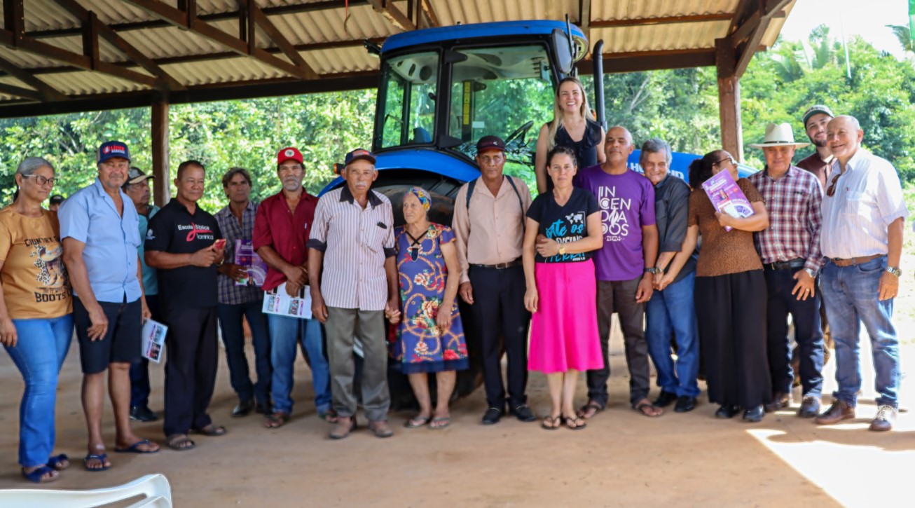 CLÁUDIA DE JESUS: Deputada faz entrega de trator para assentamento de Ariquemes
