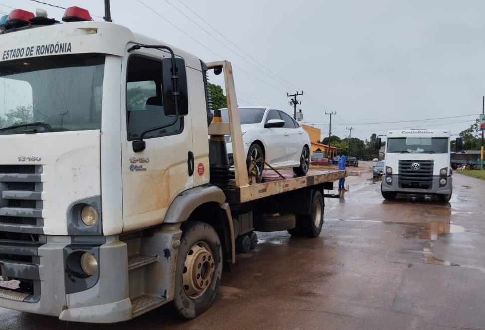 ÁREA ALAGADA: Detran-RO atua com guinchos e servidores para garantir segurança de motoristas