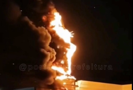 VÍDEO: Estátua da Havan pega fogo e empresa diz que incêndio foi criminoso