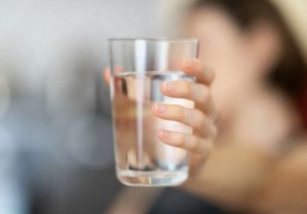 TODO DIA: Beber 2 litros de água assim pode não servir para nada