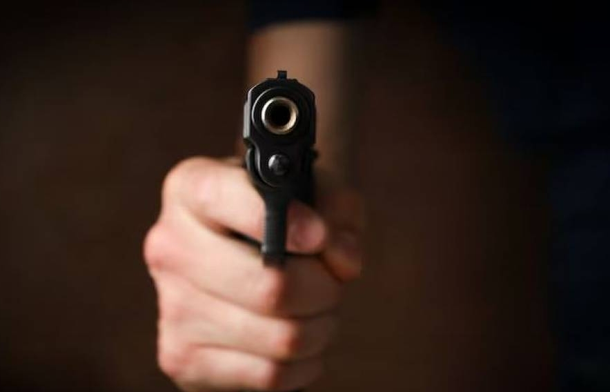 AÇÃO TÁTICA: Policial evita ataque de homem à mulher que fazia segurança em casa noturna