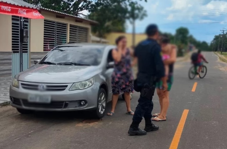 SUSTO: Bebê de 1 ano fica trancada em carro sob calor de 40 graus