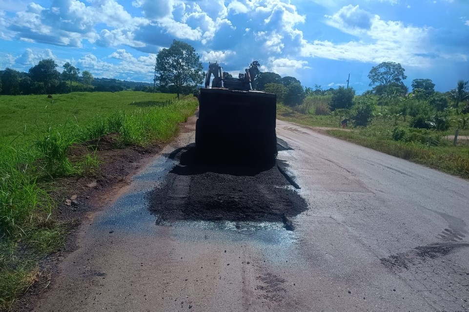 JEAN OLIVEIRA: DER segue com operação tapa-buracos na RO-383 sentido Alta Floresta d'Oeste