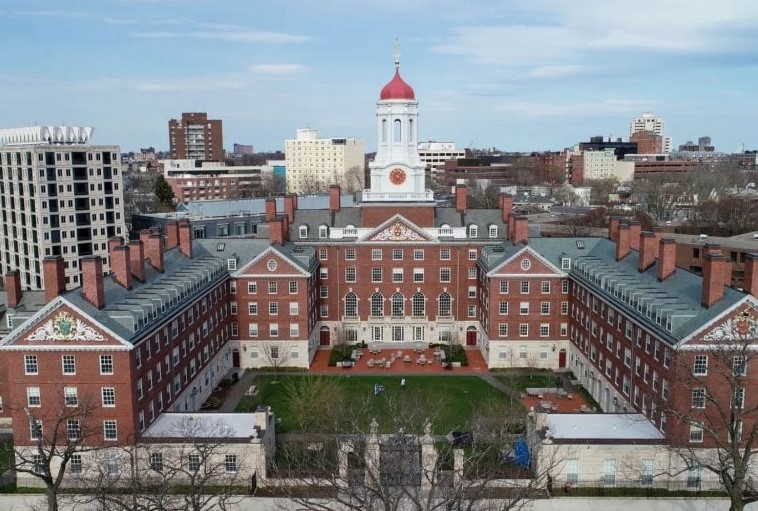 AÇÃO ILEGAL: Governo Trump proíbe Harvard de matricular estudantes internacionais