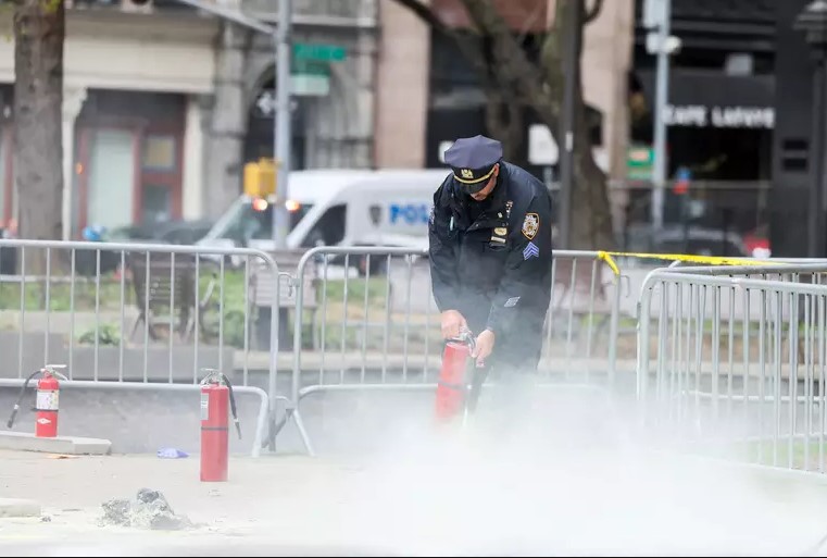 CARBONIZADO: Homem se incendeia do lado de fora do tribunal onde ocorre julgamento de Trump