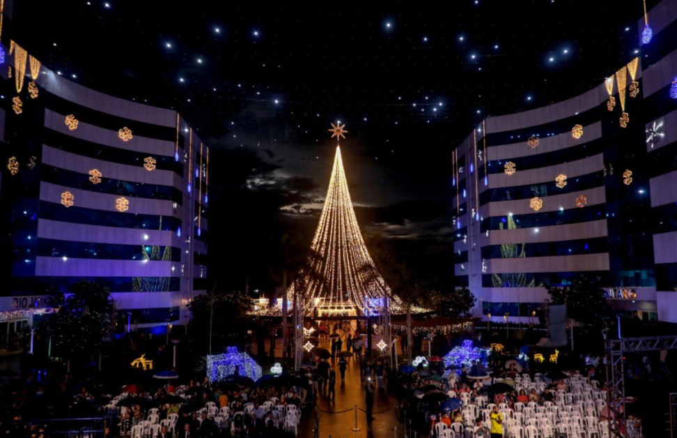 ATRAÇÃO NATALINA: Famílias se reúnem para celebrar Natal de Luz do governo de RO