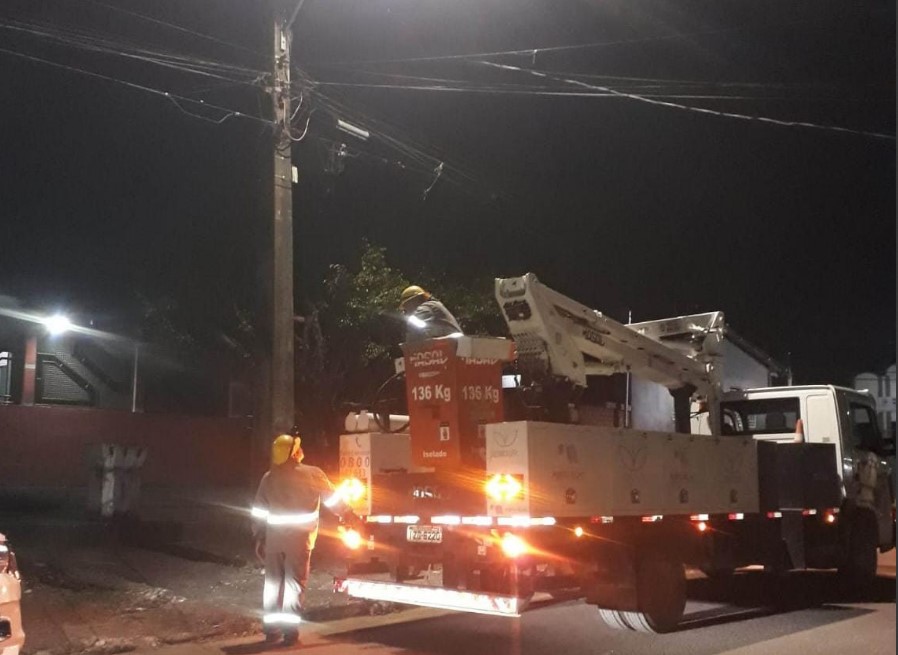 JÚNIOR QUEIROZ: EMDUR realiza melhorias na iluminação pública do bairro Roque
