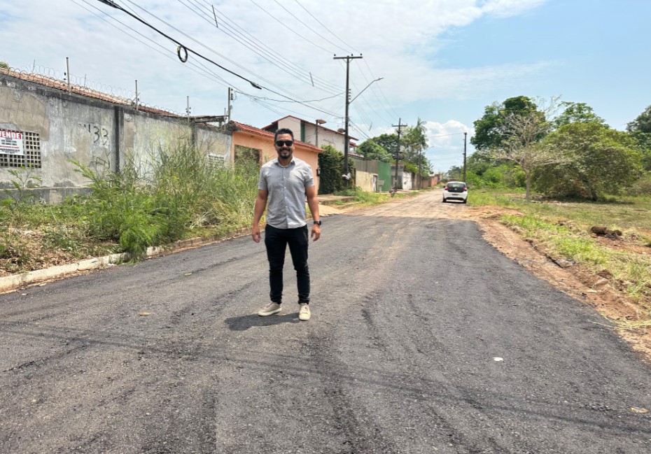 DR. GILBER: Vereador agradece serviços de tapa-buracos na rua Tácito Rego