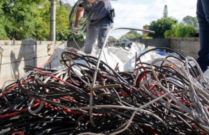 FALSOS FUNCIONÁRIOS: Criminosos do MT são presos em RO furtando fios de telefonia