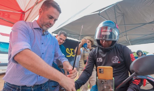 NESTE DOMINGO: Motociclistas receberão capacete e antena corta-pipa em ação da Prefeitura