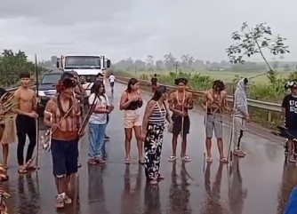 MANIFESTAÇÃO: Indígenas fecham BR-364 em protesto à concessão da rodovia