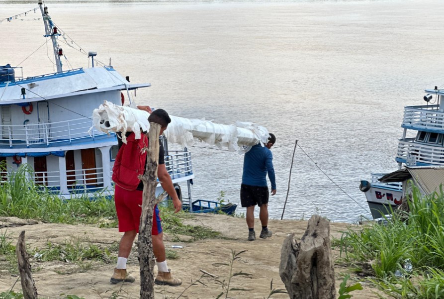 ELLIS REGINA: Vereadora acompanha embarque de materiais em distritos