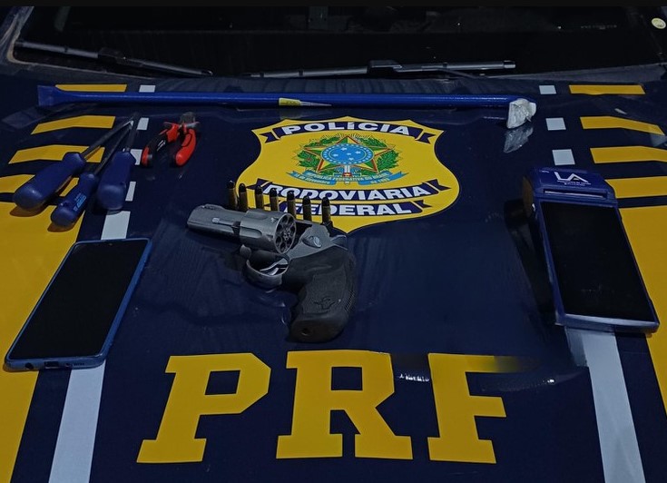 JARU: PRF prende dois homens em flagrante por porte ilegal de arma de fogo e furto