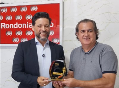 RECONHECIMENTO: Deputado Delegado Rodrigo Camargo recebe Troféu Liderança 2025