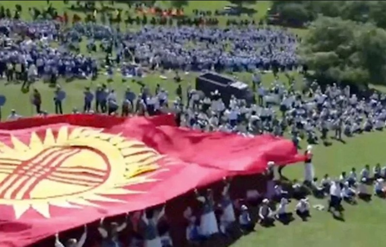 TRAGÉDIA: Caminhão de sorvete atropela grupo de crianças e deixa 29 feridos