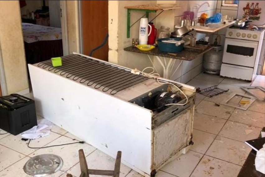 QUEBROU TUDO: Mulher é presa após flagrar namorado na cama com amante