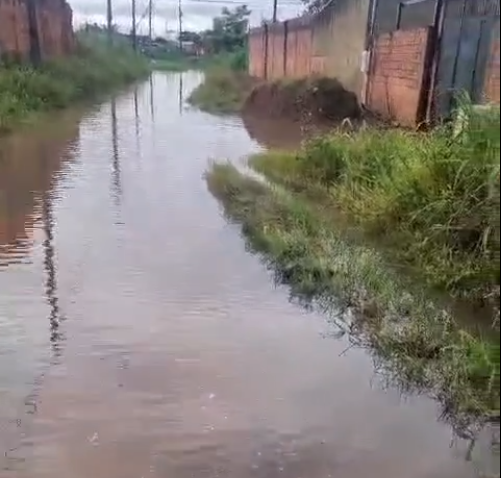 PEDIDO DE PROVIDÊNCIA: Moradores do Três Marias sofrem com ruas alagadas em Porto Velho