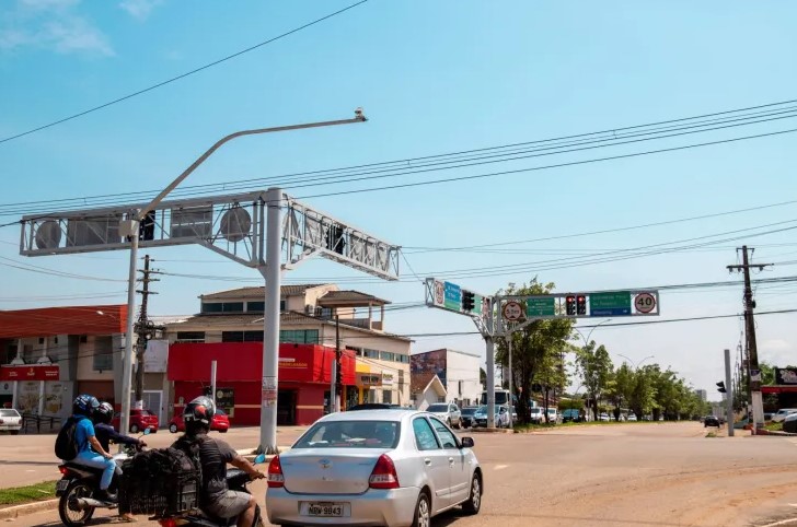 COMBATE À FAKE NEWS: Semtran vai permitir ‘furar’ sinal vermelho entre 23 e 05 da manhã