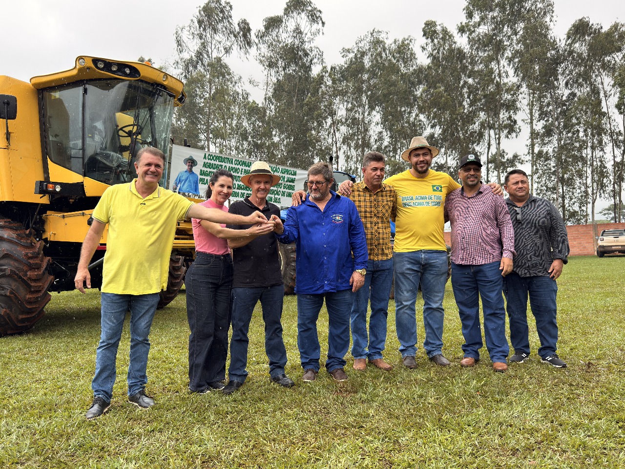 JAIME BAGATTOLI: Senador entrega colheitadeira de cereais para apoiar a agricultura familiar