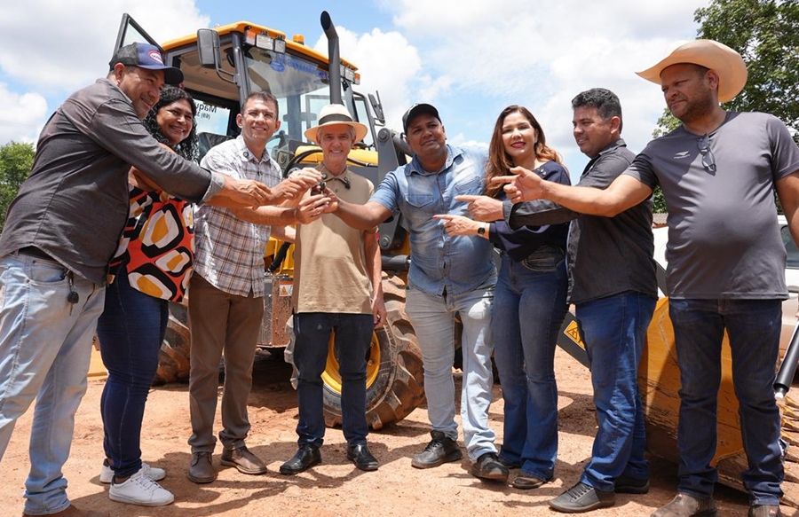 JAIME BAGATTOLI: Retroescavadeira entregue pelo senador fortalece pequenos produtores