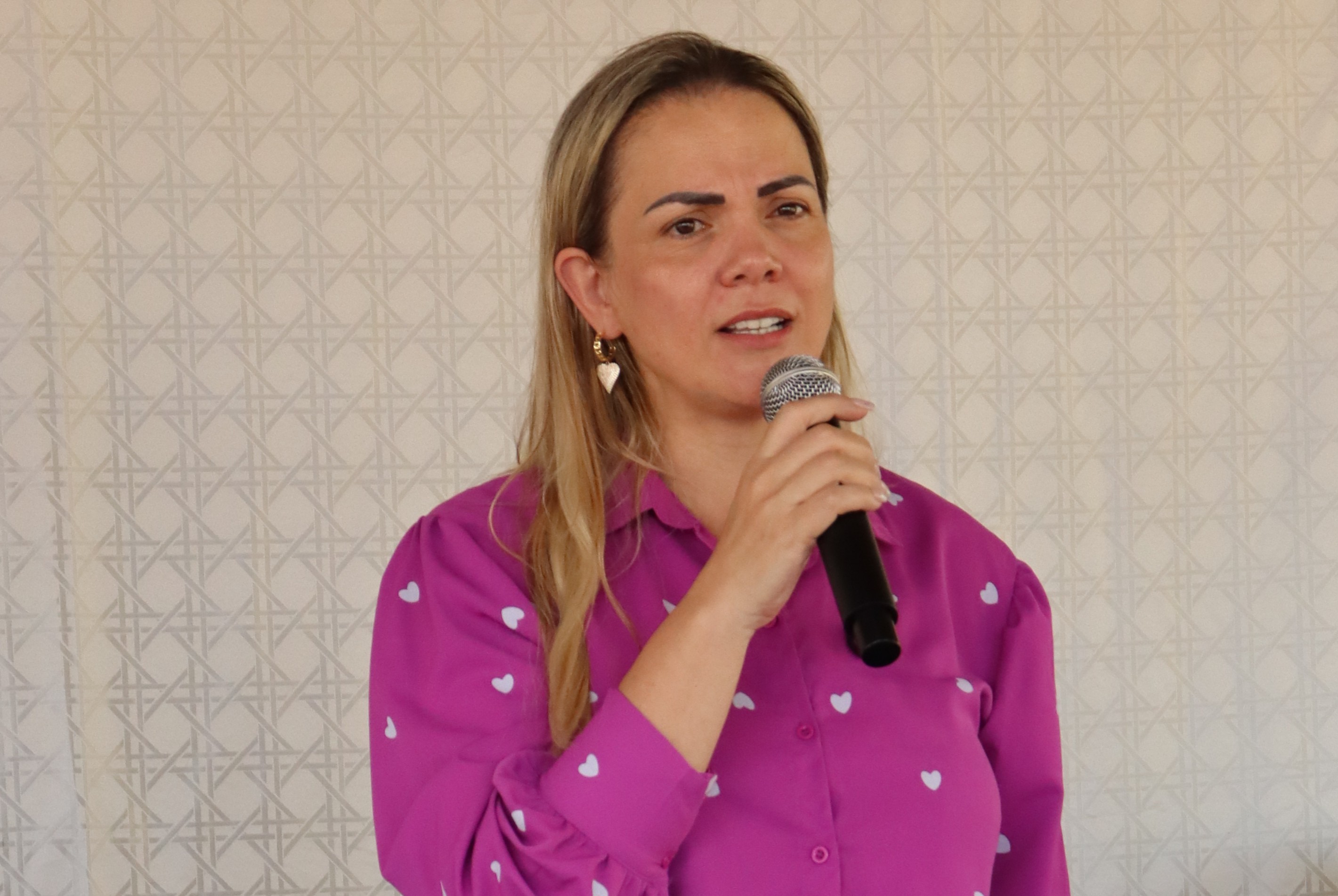 CLAÚDIA DE JESUS: Deputada cobra atendimento humanizado a pacientes do interior em Porto Velho