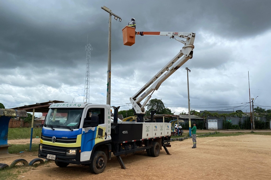 EDIMILSON DOURADO: Campos de futebol na zona sul recebem iluminação em LED