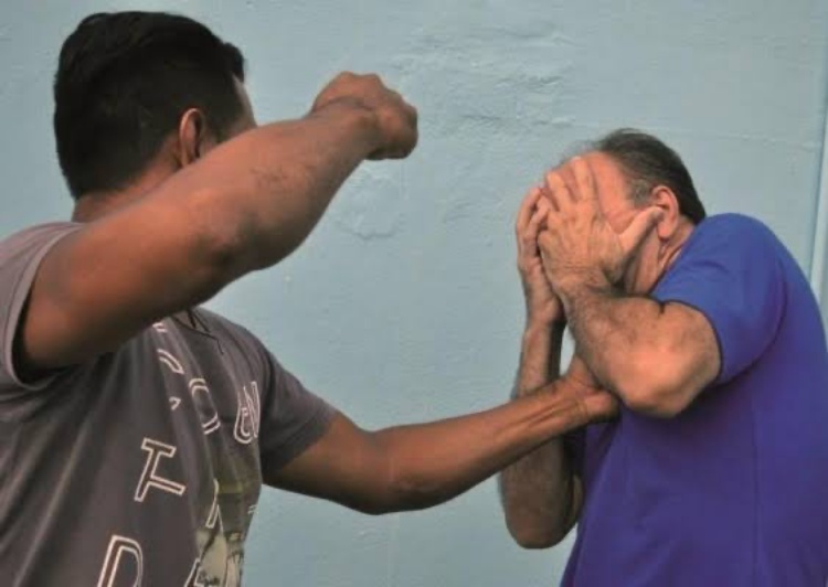 SEM RESPEITO: Pai é espancado pelo filho ao reclamar de portão de casa aberto