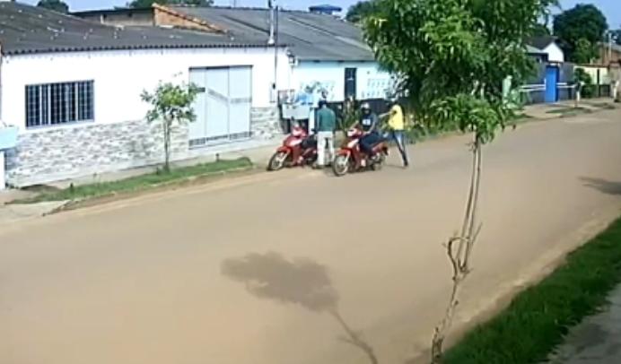 ASSALTO: Câmera de segurança registra momento em que ladrões roubam moto de homem