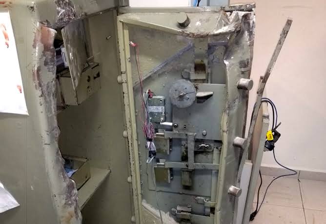 ARROMBAMENTO: Bando faz buraco em parede e leva todo o dinheiro do cofre em farmácia