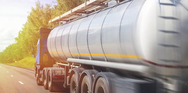 NA BR-319: Bandidos amarram vigilante e levam caminhão tanque com 10 mil litros de combustível