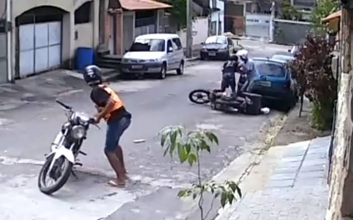 CRIMINALIDADE: Assaltantes roubam R$ 5 mil de homem que chegava em residência