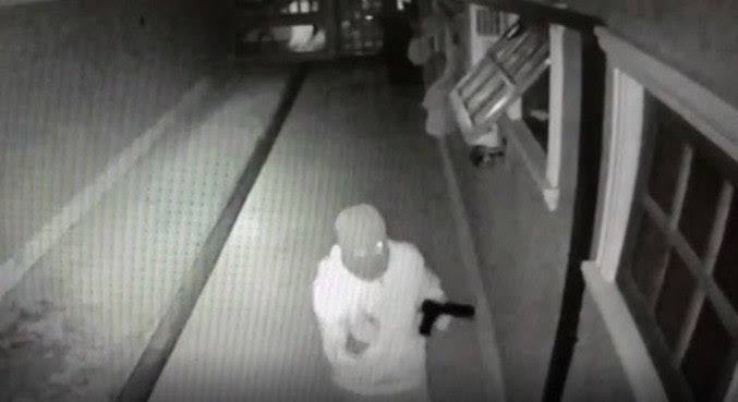 ENCAPUZADO: Bando invade condomínio de luxo e espanca casal em roubo de dólar e euro