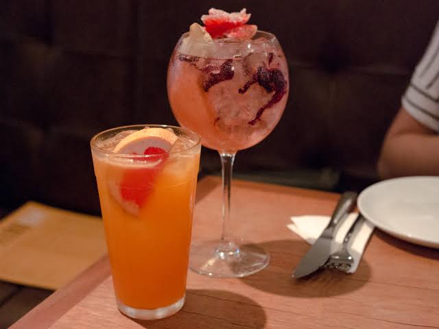 ACHOU CARO: Cliente passa a madrugada bebendo em conveniência e recusa pagar a conta