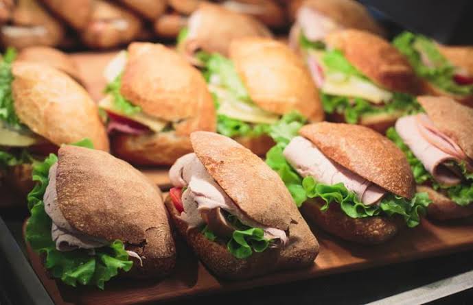 VÁRIOS SANDUÍCHES: Dois são detidos aplicando golpe do pix falso em lanchonete