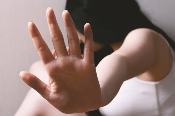 ALUCINADO: Marido cheira cocaína no banheiro e depois espanca a mulher