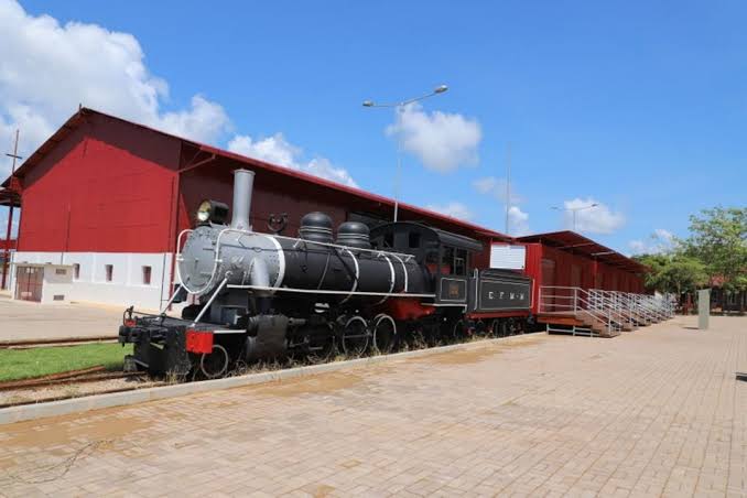 DENÚNCIA DE ROUBO: Acusado é preso com escopeta na praça da Estrada de Ferro