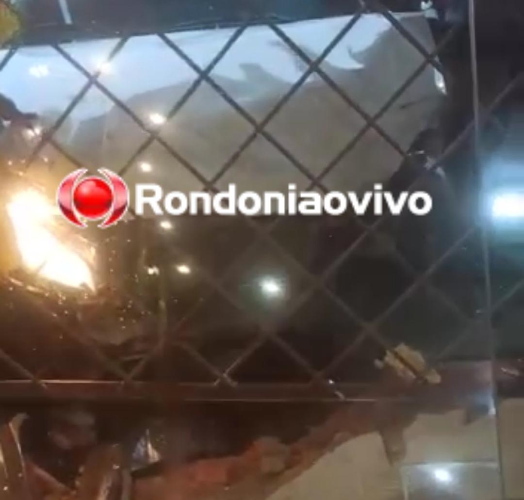 DESGOVERNADO: Carro invade conveniência e atinge  garota sentada em mesa - VÍDEO