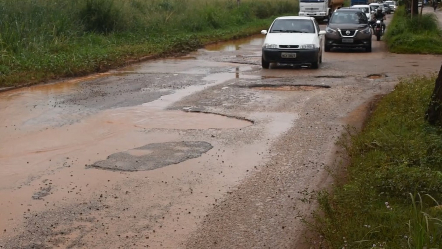 NA LAMA: População de Porto Velho convive com buracos, crateras e alagações