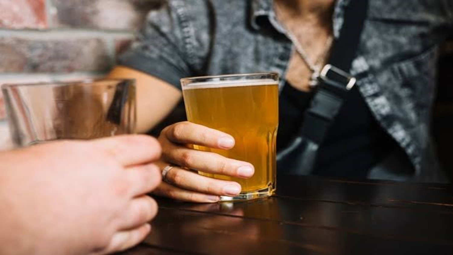 NA CONVENIÊNCIA: Cliente acusa garçom de agressão durante cobrança de despesa