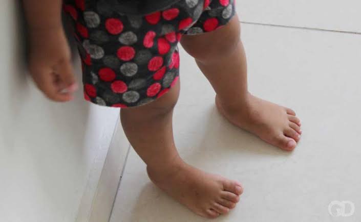 EMBRIAGADA: Mãe é presa fazendo sexo enquanto filha de dois anos pedia comida na rua