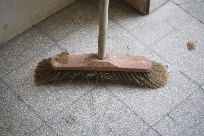 INCOMODADO: Marido espanca a vassourada mulher que recusou limpar a casa