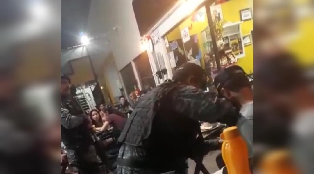 VÍDEO: Homem que se exibia com arma em conveniência acaba preso 