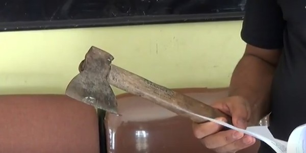 EM DESESPERO: Mulher é perseguida por marido armado com machadinha