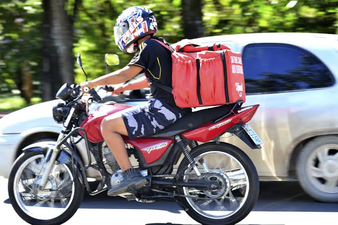 NA ENTREGA: Motoboy esquece chave na ignição e tem veículo levado por criminoso