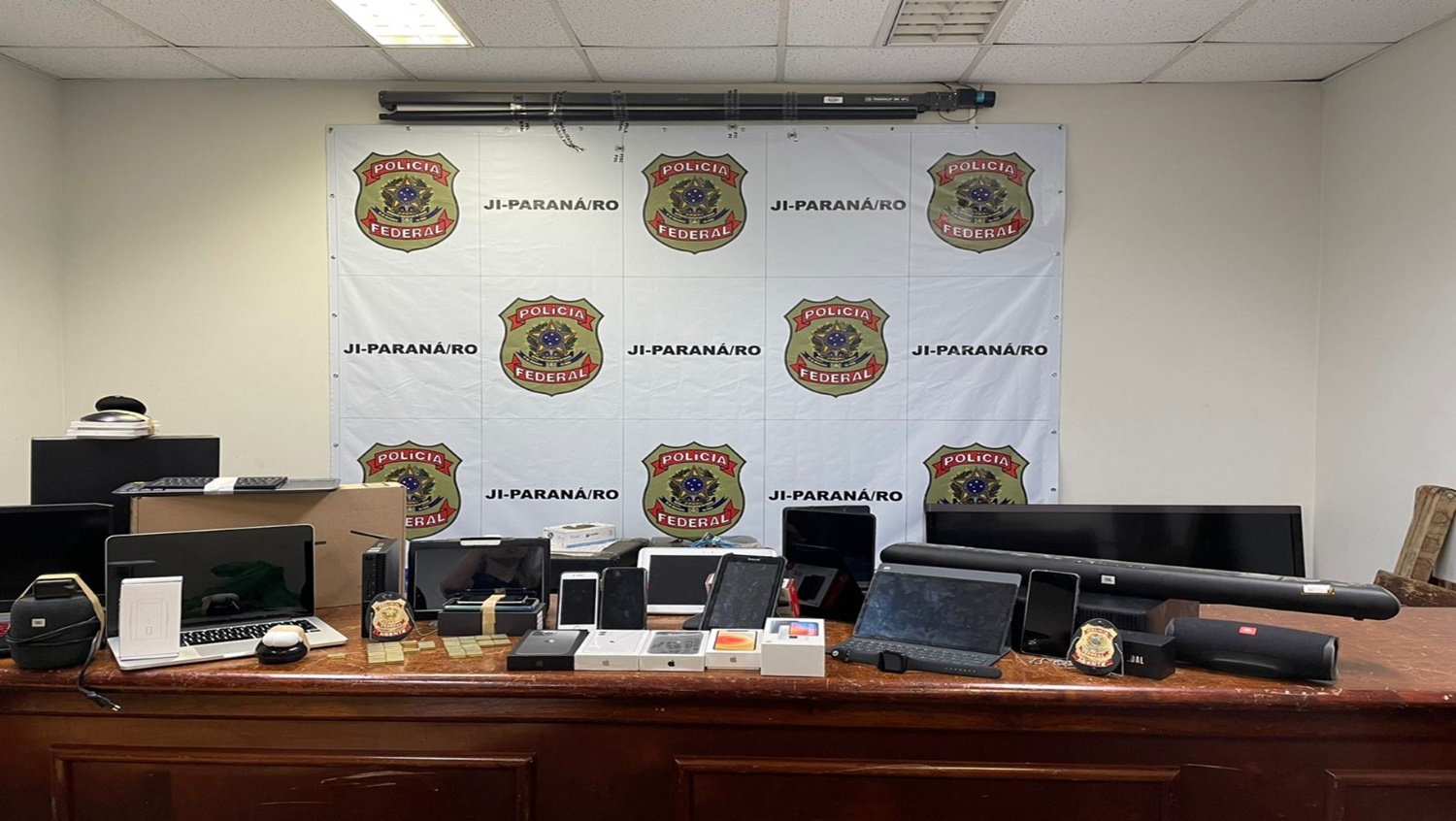 TIROU DE ENCOMENDA: Funcionário dos Correios é flagrado pela PF usando celular furtado