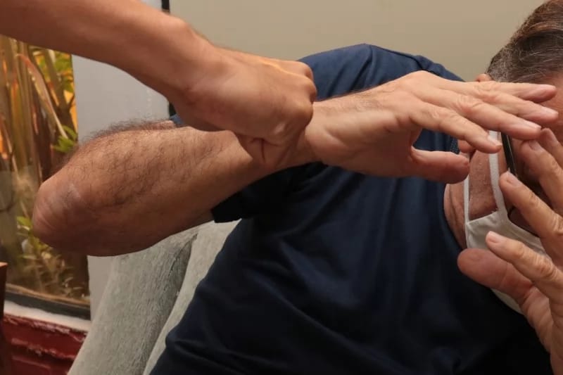 BANDIDOS ARMADOS: Idoso é agredido com coronhadas na cabeça e tem moto roubada