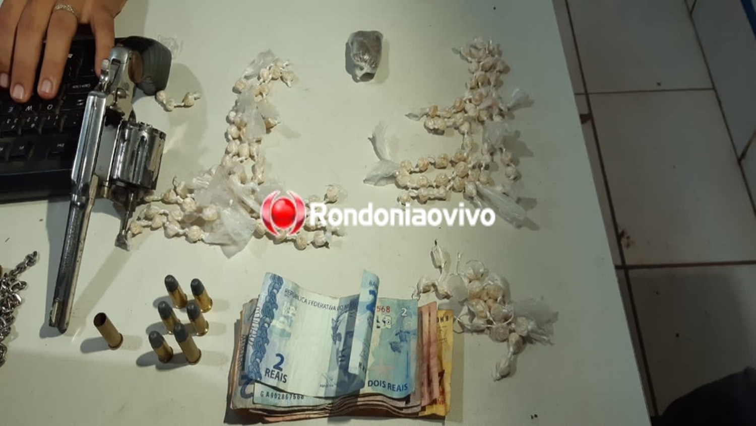 TRAFICANDO: Adolescente de 15 anos é flagrado com arma e várias porções de drogas