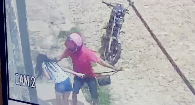 COVARDIA: Garota é espancada e assaltada por criminoso na frente de casa