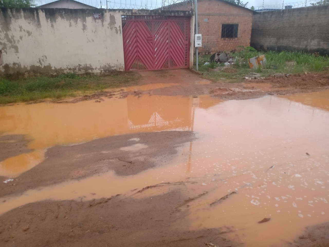 LAMAÇAL: Moradores pedem socorro para sair do atoleiro no Bairro Castanheira